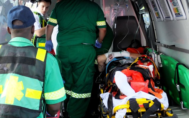 Kobus word per ambulans na Hermanus Mediclinic vervoer